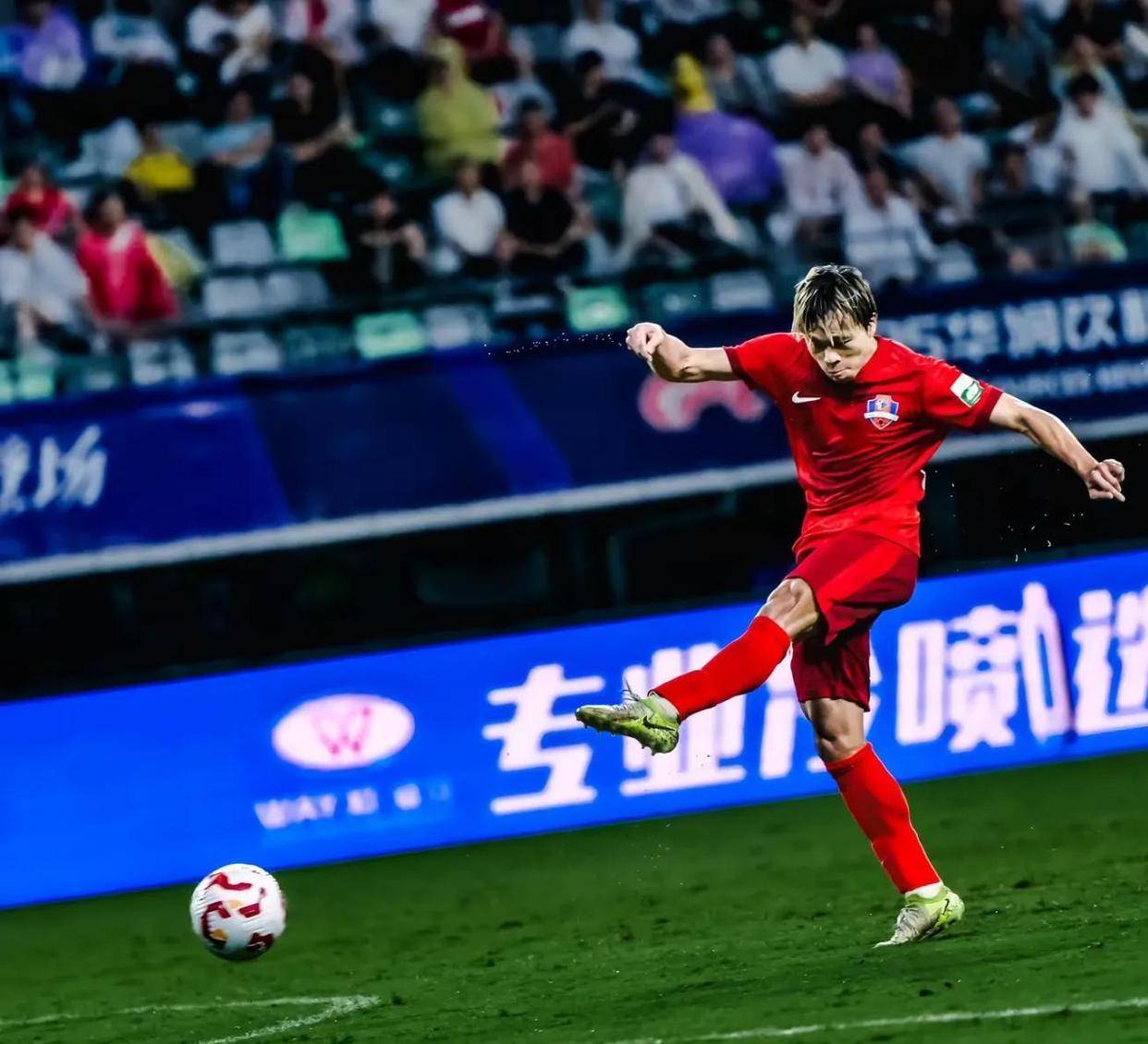 关于中超赛程吃紧,里昂今夜更衣室发声,悬念犹存,球队文化再被提及的信息 关于中超赛程吃紧,里昂今夜更衣室发声,悬念犹存,球队文化再被提及的信息